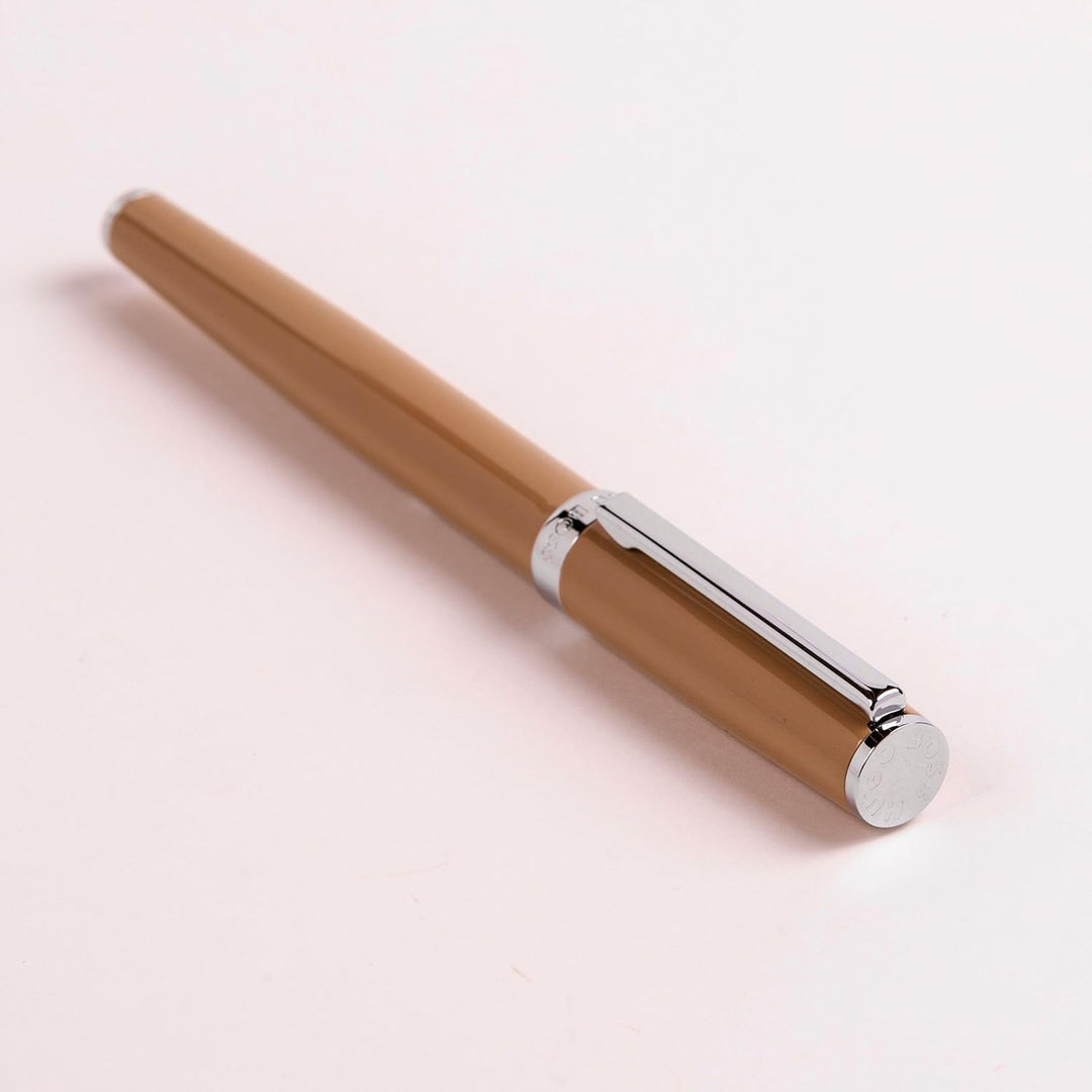 Hugo Boss Gear Icon Tintenroller aus Messing mit Chrome Beschichtung in der Farbe Camel, Masse: 13,8
