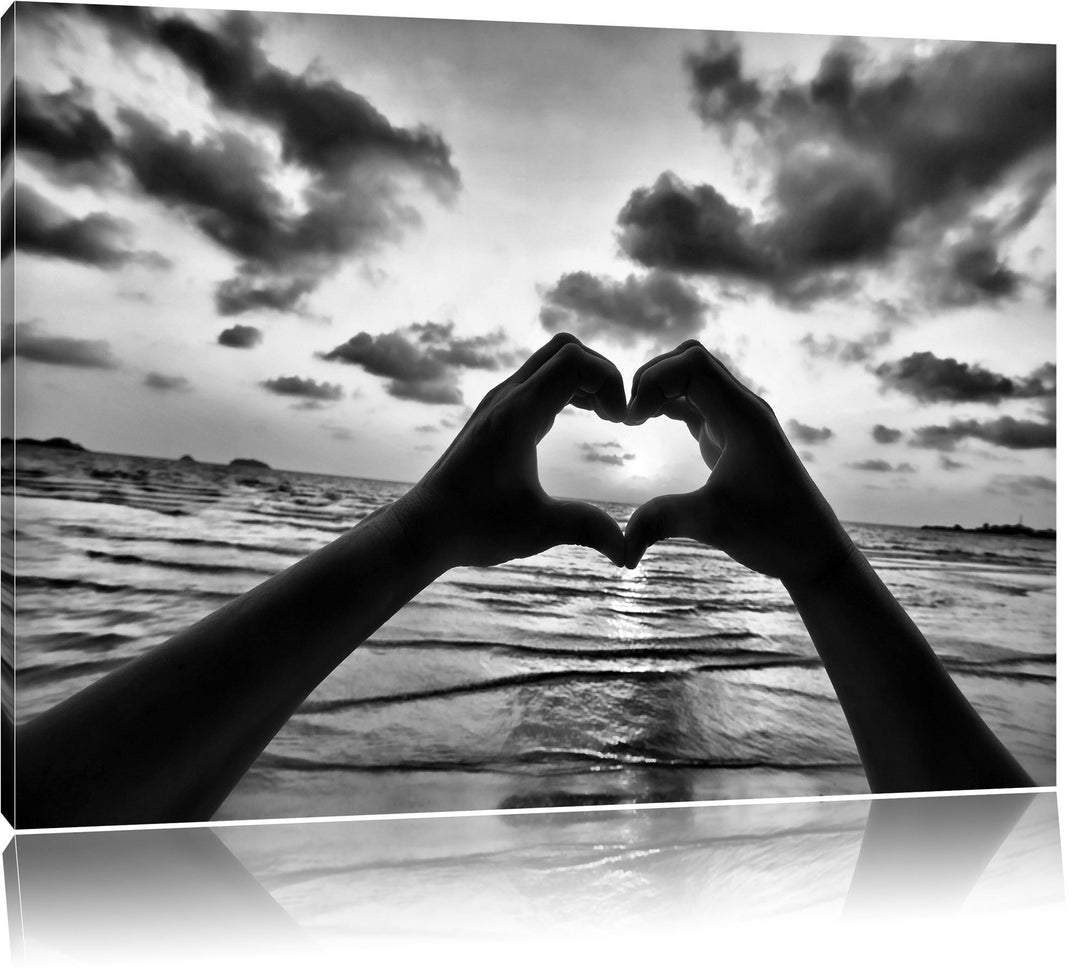 Pixxprint Monocrome, Mit Händen geformtes Herz am Meer, Format: 100x70 auf Leinwand, 100x70