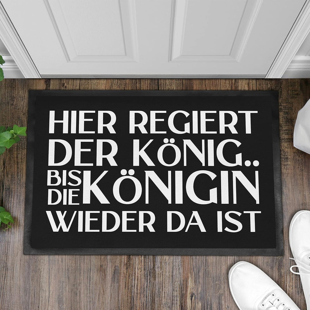 Trendation - Hier Regiert Der König Bis Die Königin Wieder Da Ist Lustige Fussmatte Geschenk Frauen