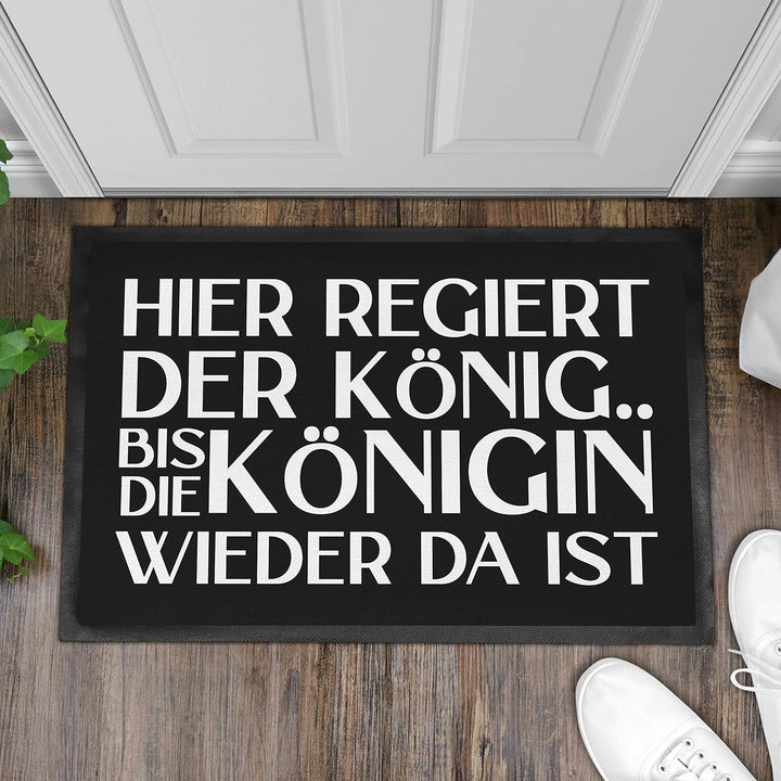 Trendation - Hier Regiert Der König Bis Die Königin Wieder Da Ist Lustige Fussmatte Geschenk Frauen