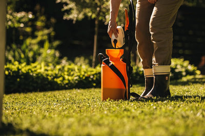 Fiskars Drucksprüher, Für Pflanzenbehandlungen auf Wasserbasis, Einstellbares Sprühbild, Sicherheits