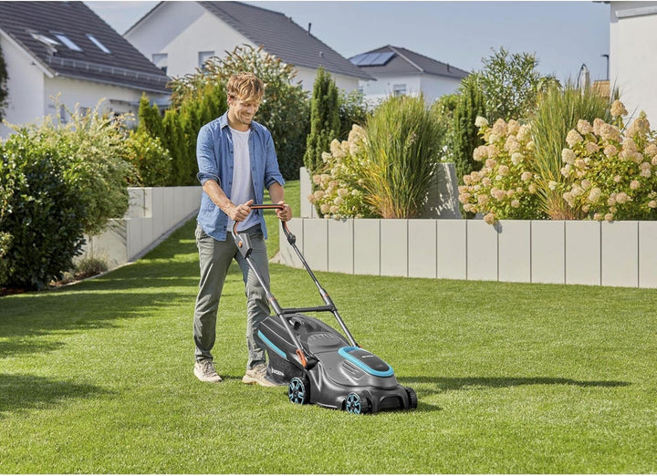 Gardena Akku-Rasenmäher PowerMax 37/36V P4A Ready-to-Use Set &amp; Akku-Trimmer ComfortCut 23/18V P4A Re