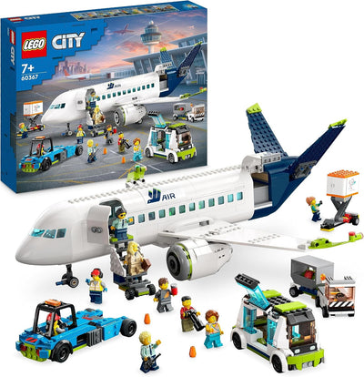 LEGO 60367 City Passagierflugzeug Spielzeug-Set, grosses Flugzeug-Modell mit Fahrzeugen des Flughafe