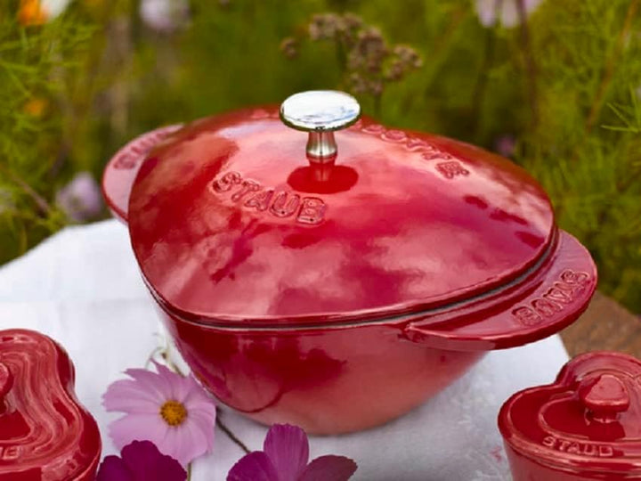 Staub 40509-798-0 Cocotte/Bräter, Herz 20 cm, 1,75 L, mit mattschwarzer Emaillierung im Inneren des