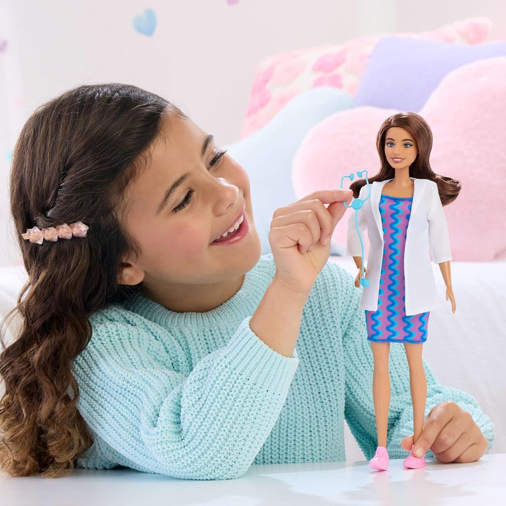 Barbie Karriere Ärztin-Modepuppe mit Abnehmbarer Kleidung, weissem Arztkittel, Kleid und Schuhen sow