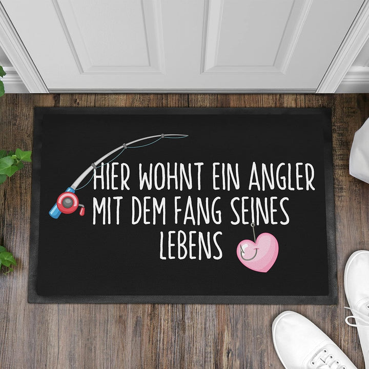 Trendation - Fussmatte Angler Geschenk Angeln Lustiger Spruch Fussmatte 60x40 cm Hier Wohnt EIN Angl