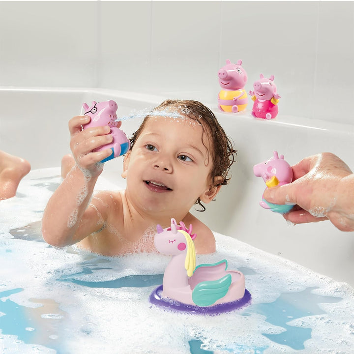 TOMY Toomies Papa Wutz, Mama Wutz, Peppa & George Badespritzer & Peppa's Einhorn, Baby-Badespielzeug