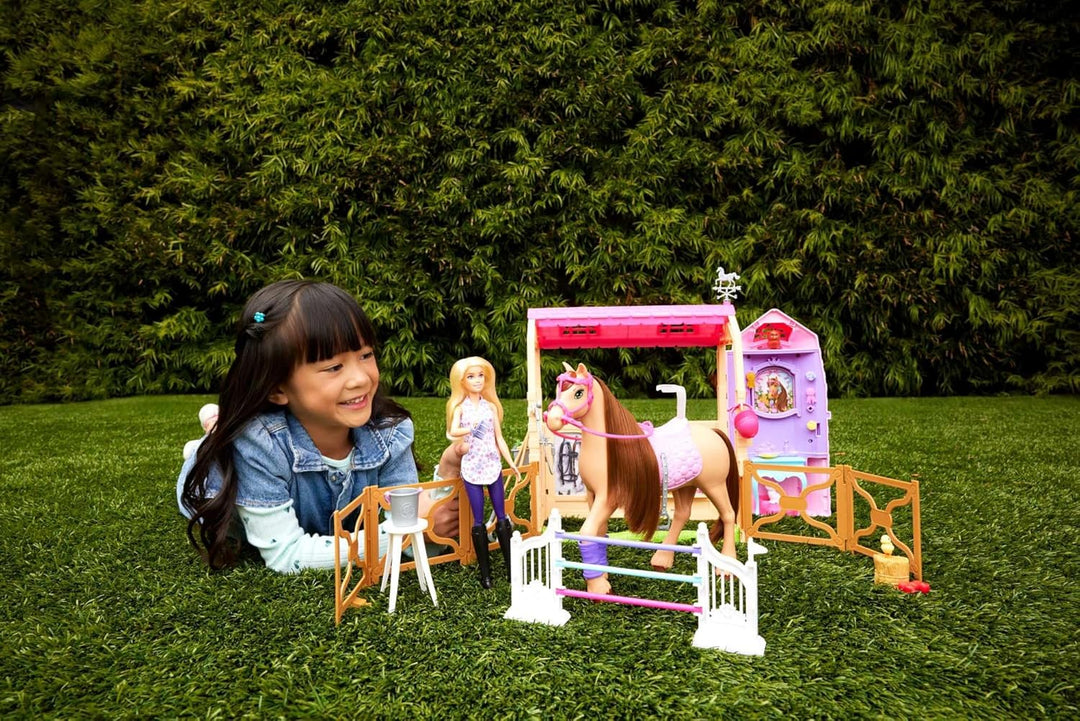 Barbie Spielzeugstall-Spielset mit Puppe, Pferd und Zubehör, mehr als 25 Teile mit 6 Spielbereichen,