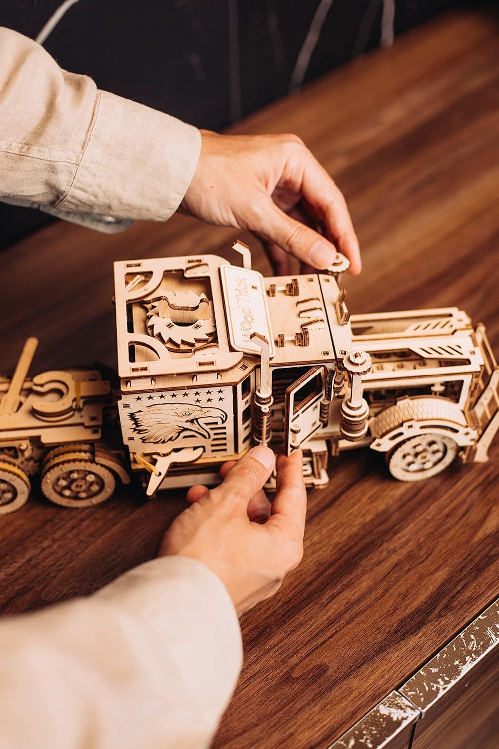 Wood Trick Big Rig Mechanischer Spielzeuglastwagen - Leistungsstarker Gummibandmotor - Realistischer
