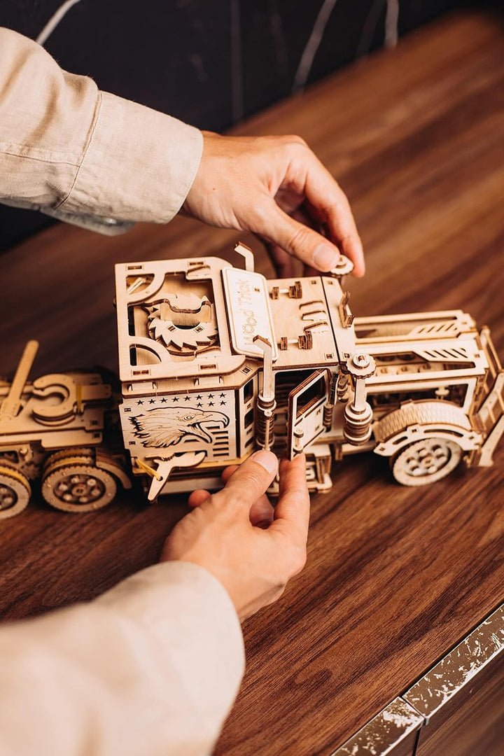 Wood Trick Big Rig Mechanischer Spielzeuglastwagen - Leistungsstarker Gummibandmotor - Realistischer