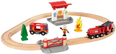 BRIO World 33815 Feuerwehr-Set - Holzeisenbahn-Set inklusive Feuerwehr-Auto mit Licht und Sound - Em