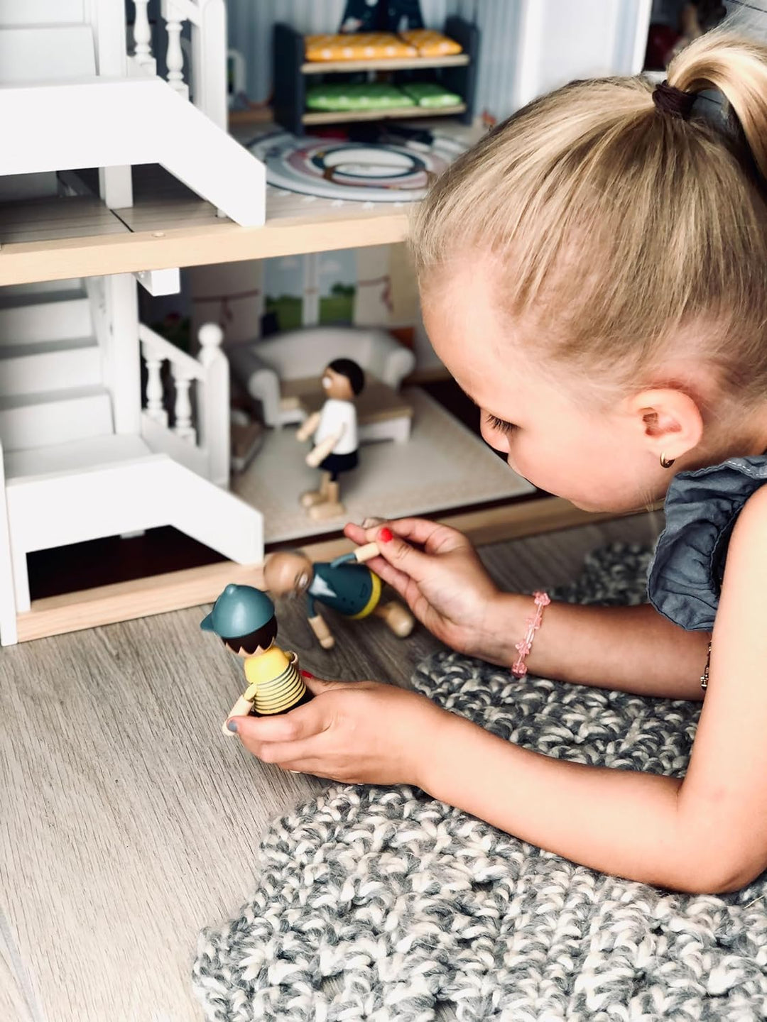 Small Foot Puppenhaus Stadtvilla, mit DREI Etagen, offener Front und umfangreichem Mobiliar, ab 3 Ja