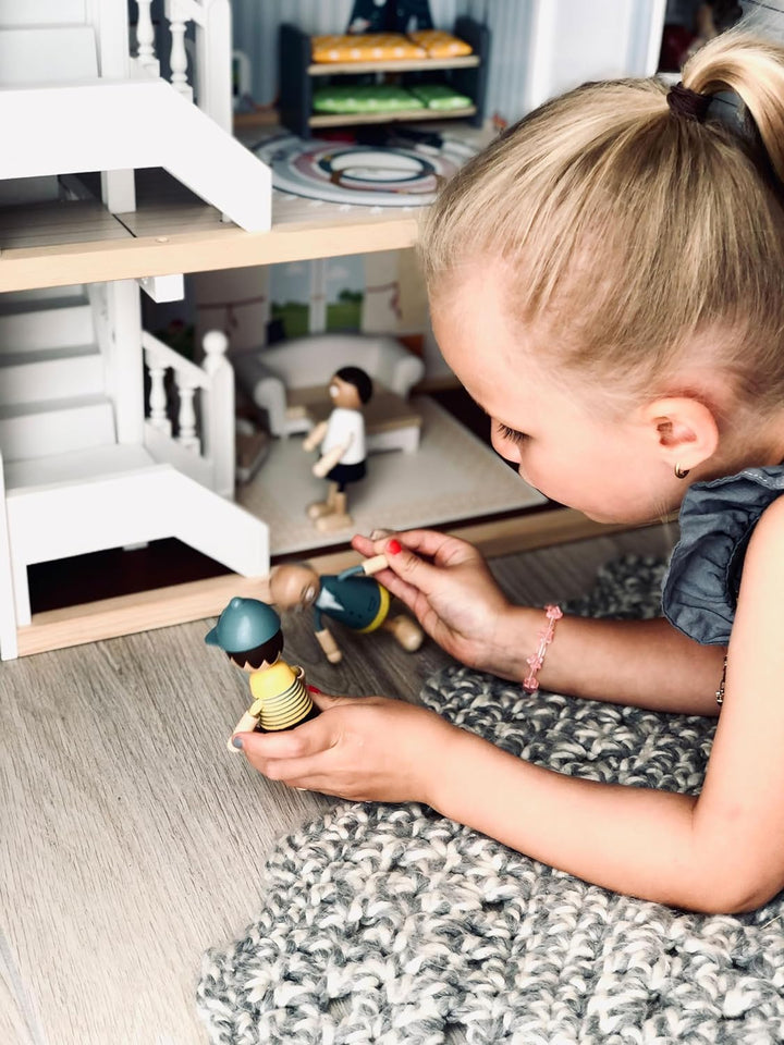 Small Foot Puppenhaus Stadtvilla, mit DREI Etagen, offener Front und umfangreichem Mobiliar, ab 3 Ja