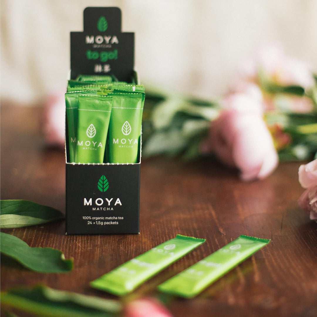 Moya Matcha To Go! Set Organischer | 24 Stück x 1,5 g Matcha To Go Sticks + Glas-Shaker 330ml | Set