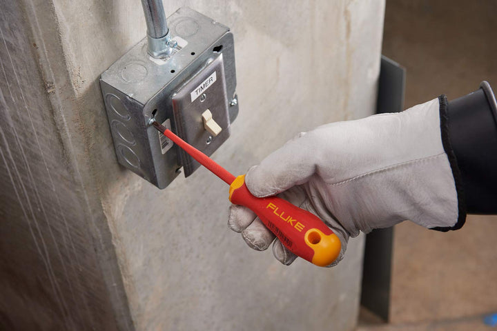 Kreuzschlitzschraubendreher Nr. 2. Für 1000 VAC und 1500 VDC zugelassen.