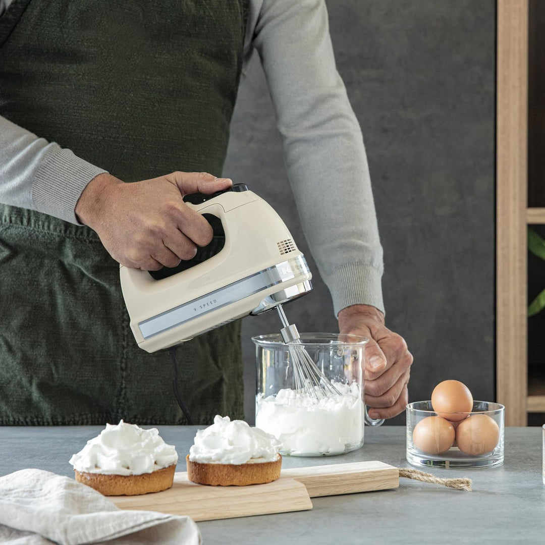 KitchenAid Handmixer 9 Stufen, 85W leiser DC-Motor mit Sanftanlauf, 6 Zubehörteile – Rühr-, Knethake