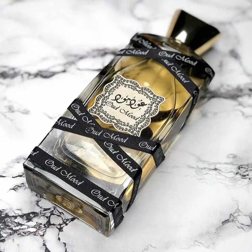 Parfum „Oud Mood“ von Lattafa, 100 ml, Duftnoten: Blumen, Bernstein, Moschus, Holz