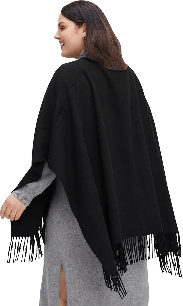 Sheego Damen Grosse Grössen Poncho im Cape-Stil, mit Fransen und Knebelverschluss Freizeitmode klass