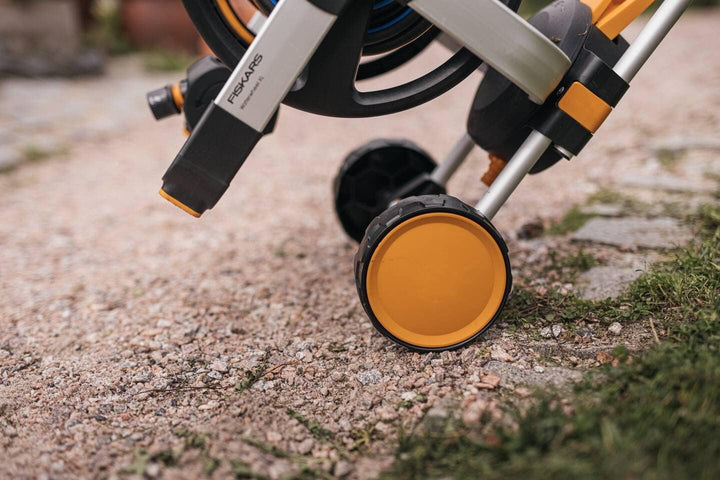 Fiskars Manuelles Waterwheel XL mit Rädern, All-Inclusive-Bewässerungs-Set, Manuelles Aufrollen, 21,