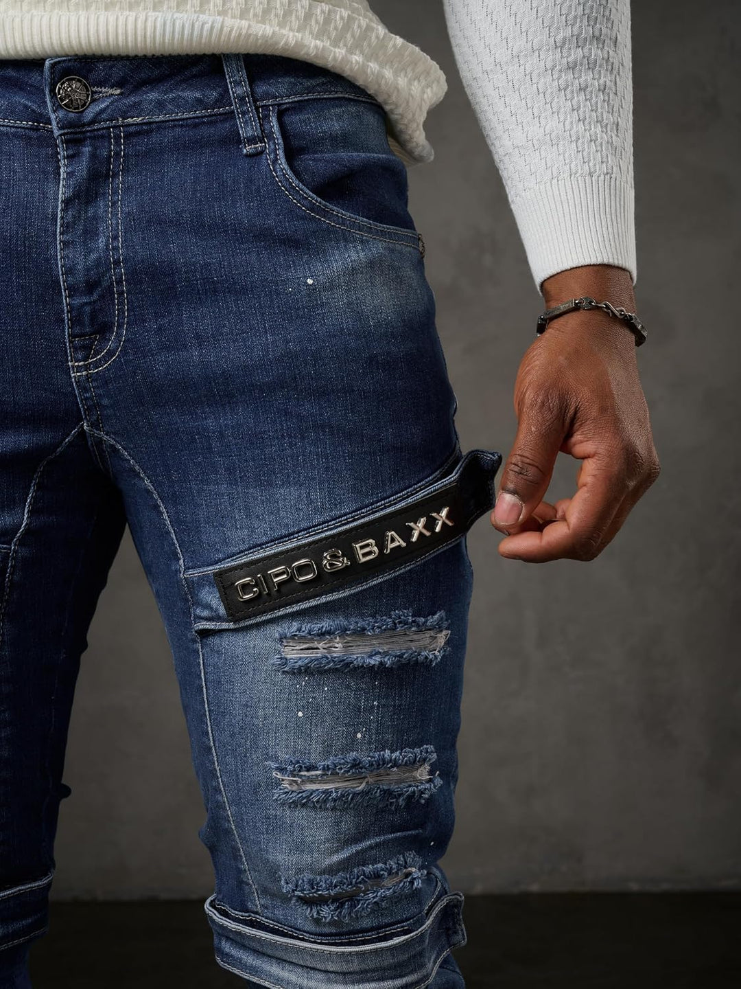 Cipo &amp; Baxx Herren Jeanhose | Destroyed &amp; Frayed Denim mit Nieten, Kunstleder, Ziernähte &amp; Graffiti
