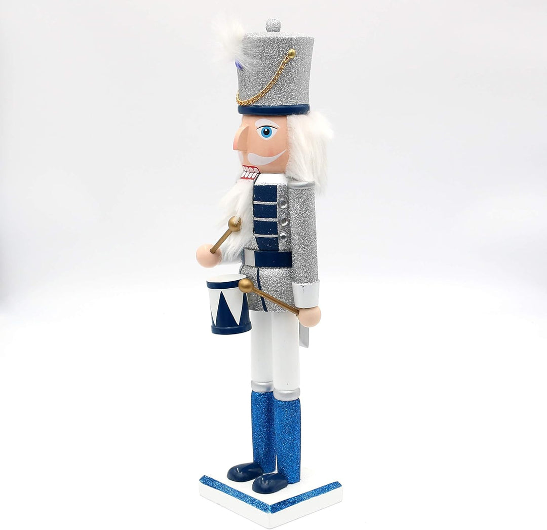 Dekohelden24 Holz Nussknacker Trommler in Silber/blau/weiss, mit Glitter, Masse L/B/H: 10 x 9 x 38 c