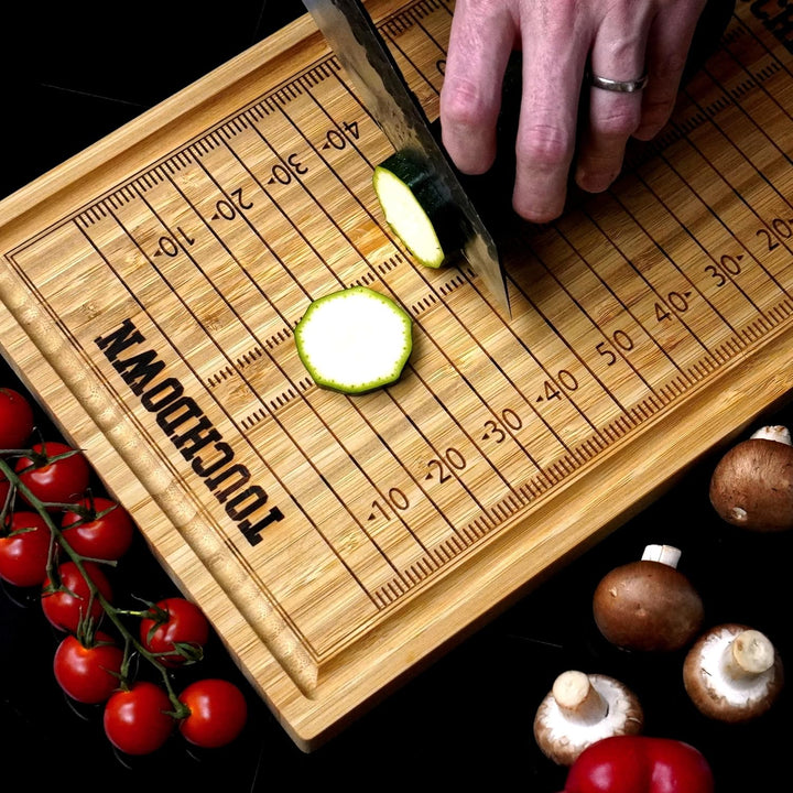 40YARDS American Football Schneidebrett aus Bambus Holz mit eingraviertem Football Spielfeld (38 x 2