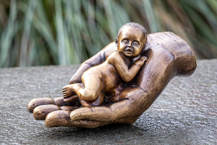 IDYL Bronze-Skulptur Eine Hand mit einem Baby | 9x18x11 cm | Moderne Bronze-Figur handgefertigt | Ga