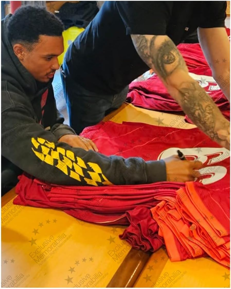 Von Trent Alexander-Arnold signiertes Liverpool-Trikot 2021-22. Gerahmt