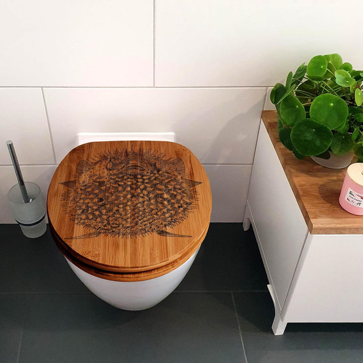 banjado® Hochwertig gravierter Design WC Sitz Bambus Absenkautomatik Kugelfisch/Toilettendeckel mit