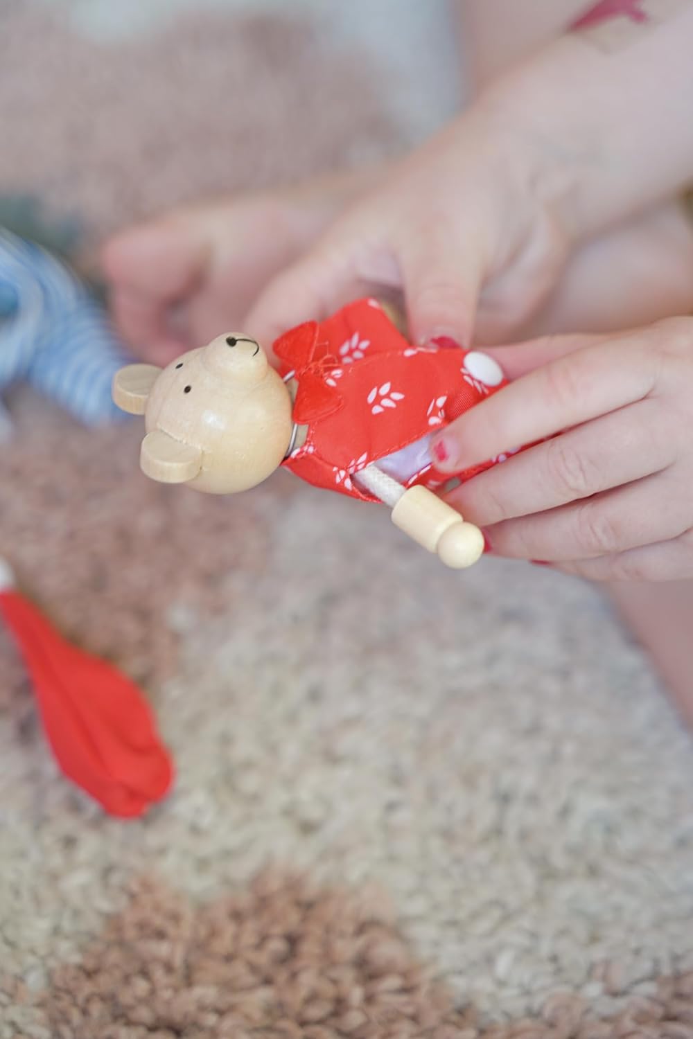 goki 51914 - Biegepuppen Bärchens Klamottenkiste, nachhaltige Holzfiguren, Puppen für Kinder, bewegl