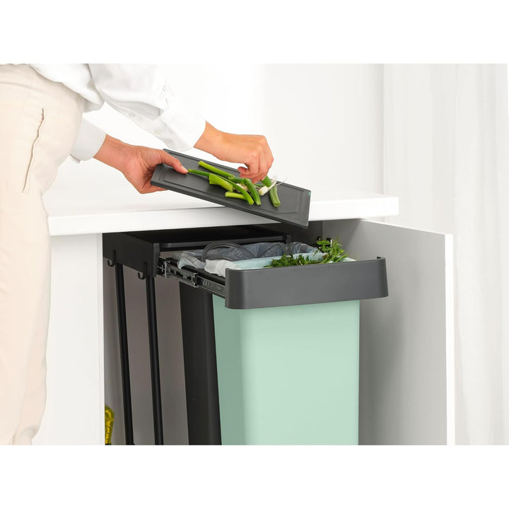 Brabantia Sort & Go Ausziehmülleimer | 2 x 30 l Einbaumülleimer für die Unterschranktür | Integriert