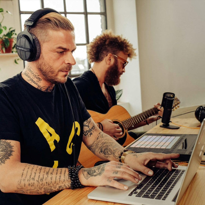 beyerdynamic DT 990 PRO einseitig kabelgebundener Over-Ear-Studiokopfhörer für Mixing, Mastering und