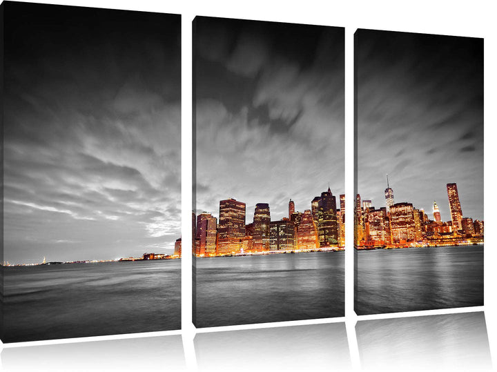 Skyline von New York bei Nacht schwarz/weiss 3-Teiler Leinwandbild 120x80 Bild auf Leinwand, XXL rie