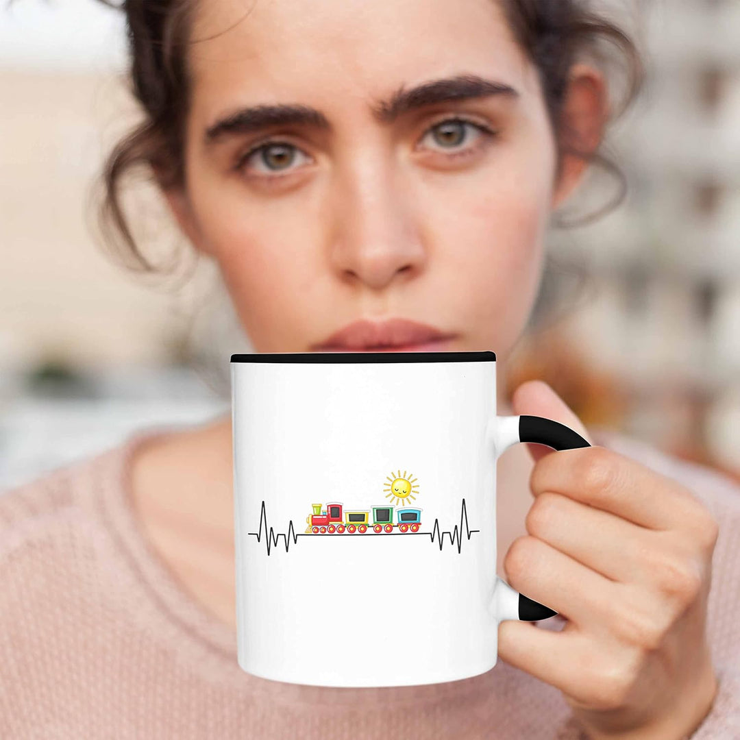Trendation - Zug Züge Herzschlag Tasse Geschenk für Eisenbahner Zugführer Hobby Geschenkidee (Schwar