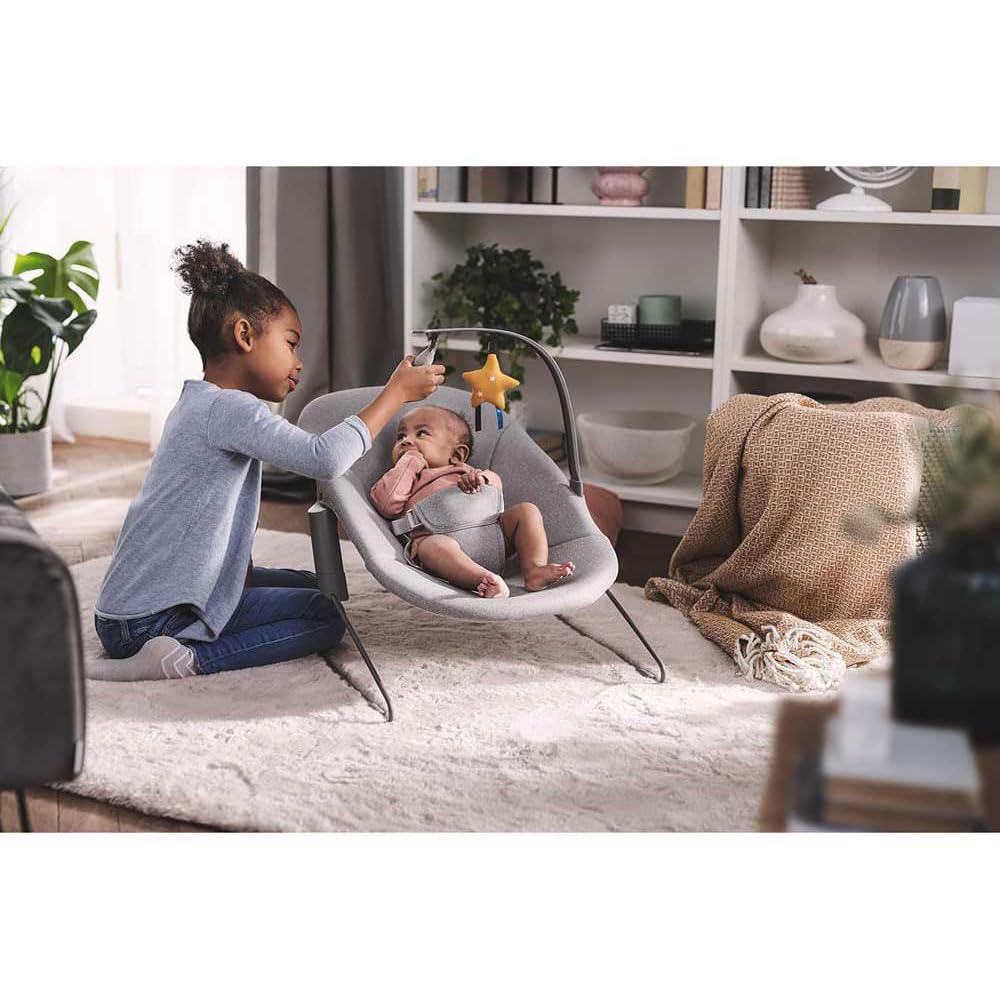 Kinderkraft Leichte Babywippe CALMEE, Babyliege mit Spielbügel, Natürliches Schaukeln, Anti-Rutsch-E