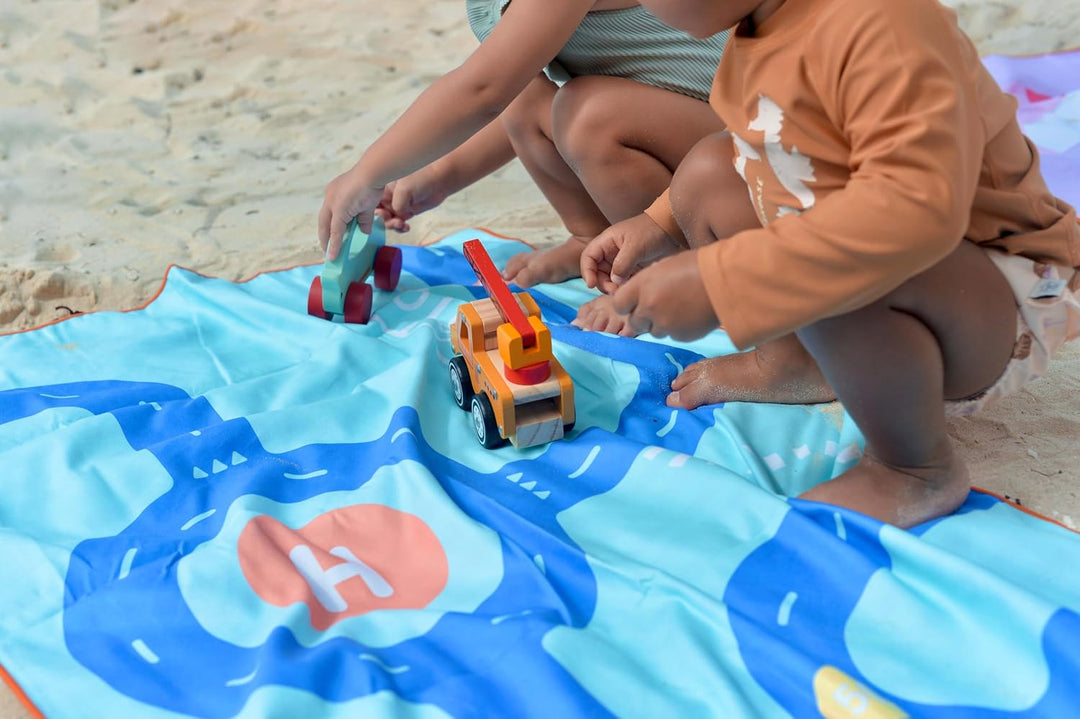 Quut – Strand-/Poolhandtuch für Kinder mit Spiel – Ultraschnell trocknende Mikrofaser, sandfrei – ko