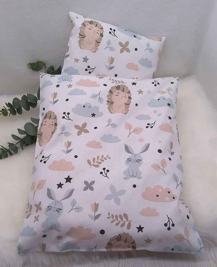Handgefertigte Puppenbettwäsche, Waldfreunde, Hase und Igel, Gänse und Blumen, waschbar Decke 41h x