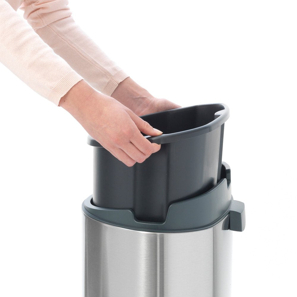 Brabantia Touch Bin New mit herausnehmbaren Kunststoffeinsatz, 40L, Edelstahl, Brilliant Steel, 32.8