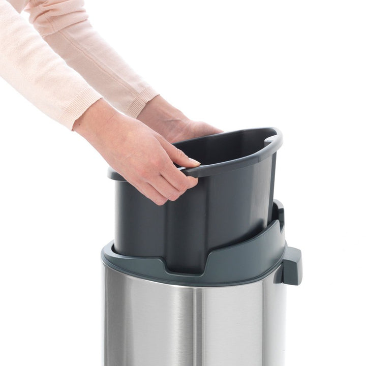 Brabantia Touch Bin New mit herausnehmbaren Kunststoffeinsatz, 40L, Edelstahl, Brilliant Steel, 32.8