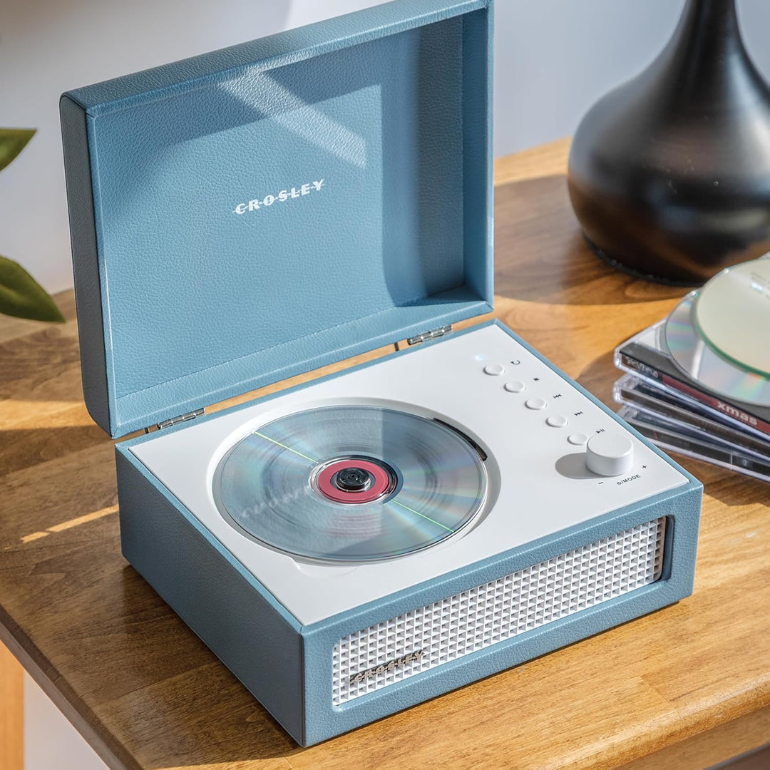 Crosley CR3517A-WB Voyager Retro tragbarer CD-Player mit Stereo-Bluetooth-Lautsprechern und FM-Radio