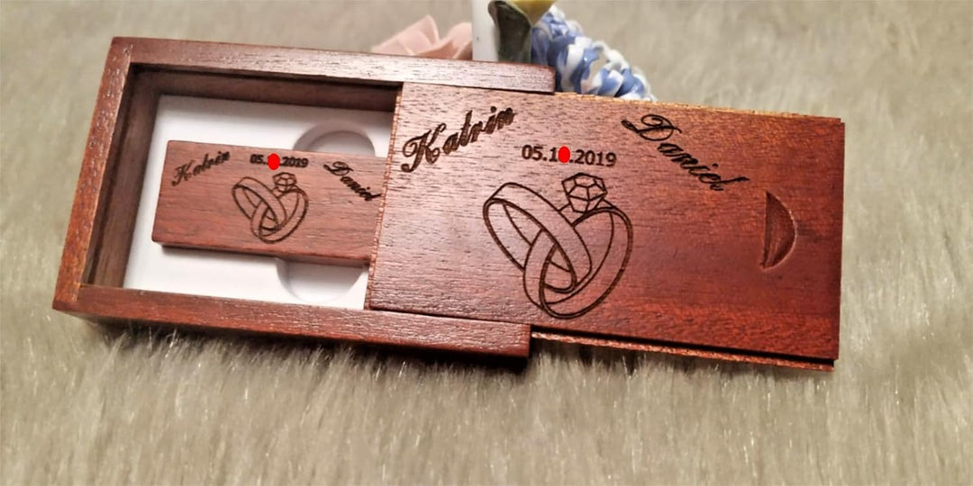 Personalisierte USB-Stick + Geschenkbox aus Holz massiv mit Gravur Wunschtext Herz Liebe Hochzeit Wu