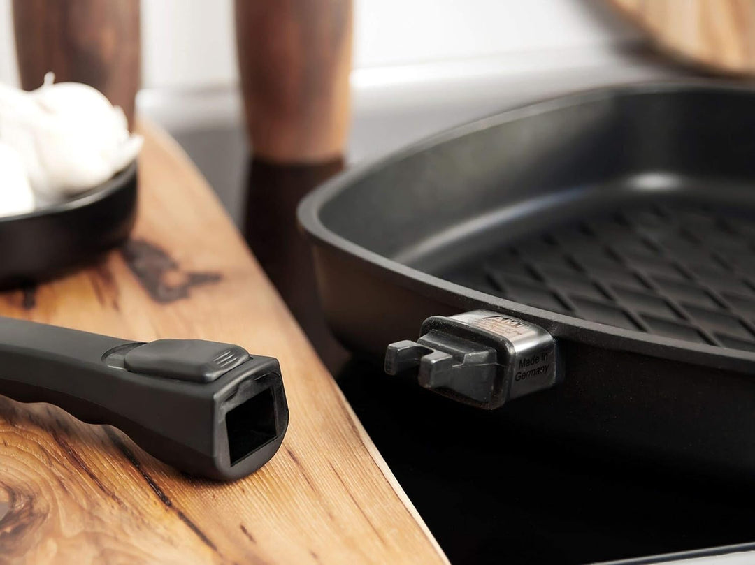 AMT Gastroguss Eckpfanne 28 x 28 cm, 5 cm hoch, mit BBQ-Boden, fester Stiel, induktionsgeeignet, Lot