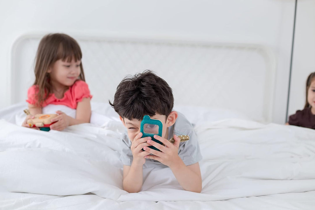 PlanToys Mein erstes Handy - Kinder Handy aus Holz - Kindertelefon mit Lupenbildschirm - mit Handsch