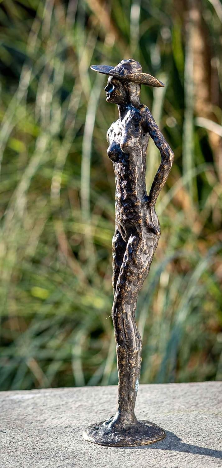 IDYL Bronze-Skulptur Moderne Frau mit Hut | 40x9x11 cm |Bronze-Figur handgefertigt | Gartenskulptur