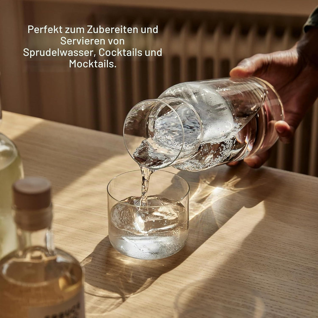 AARKE Nesting Carafe, Kristallglaskaraffe (1,1 Liter) + Edelstahl-Barlöffel, Karaffe