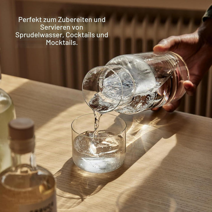 AARKE Nesting Carafe, Kristallglaskaraffe (1,1 Liter) + Edelstahl-Barlöffel, Karaffe