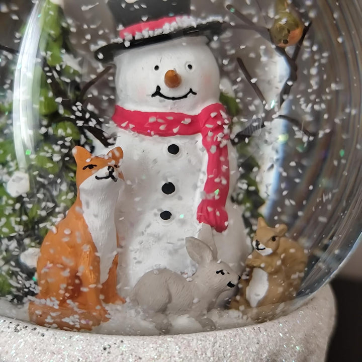 Heaven Sends Weihnachts-Schneekugel mit Schneemann umgeben von Waldtieren