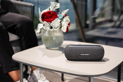 Harman Kardon Luna Bluetooth-Box in Schwarz – Tragbarer, wasserdichter Bluetooth-Lautsprecher – Bis
