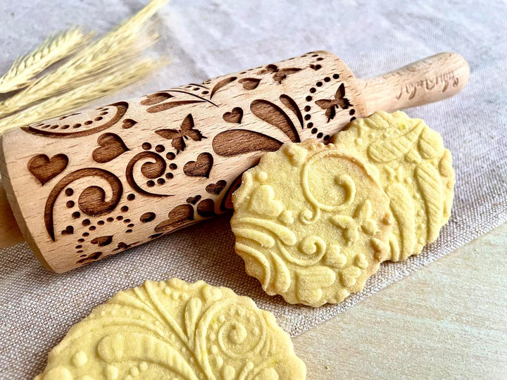 SCHÖNER TAG 3-er SET mit HERZEN, PAISLEY und FRÜHLING Muster. Nudelholz für hausgemachtes Gebäck. Nu