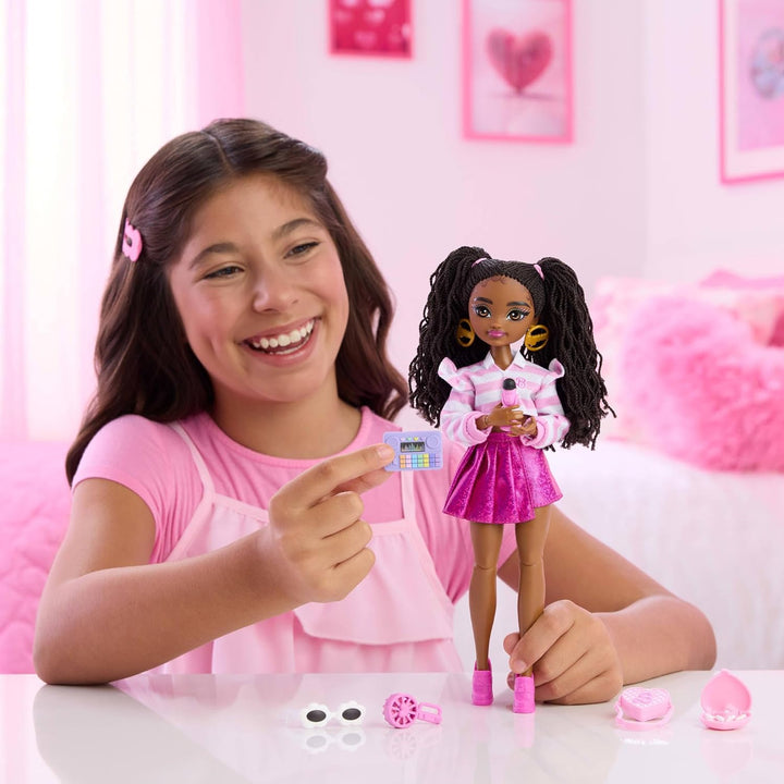Barbie Dream Besties Brooklyn“ Modepuppe und Zubehörteile, beweglich mit brünetten Haaren und Spielt